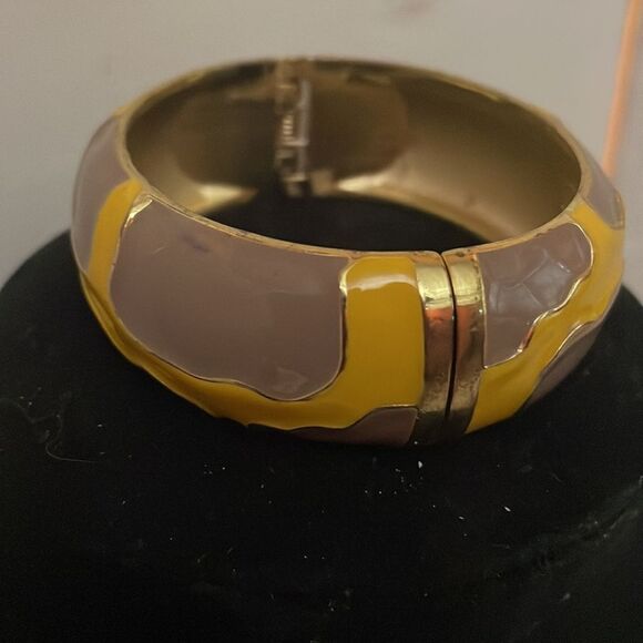 Vintage 3” x 1” signed “BR” (Bassett Jewelry)yellow/mauve hinged bangle bracelet - Picture 5 of 11